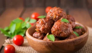 Almôndegas de carne com aveia em molho de tomate caseiro e saudável